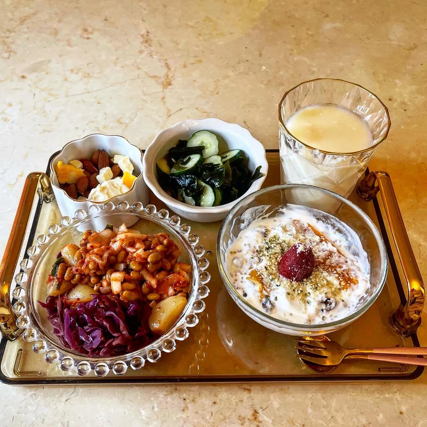 玉ねぎ＋納豆＋キムチとその他発酵食品三昧の朝食